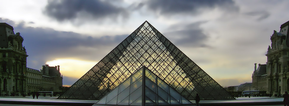 balade photo : Pyramide du Louvre au crépuscule